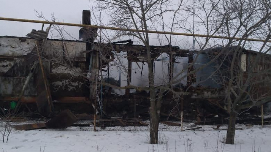 В Самойловском районе огонь уничтожил частный дом: в МЧС назвали причину пожара