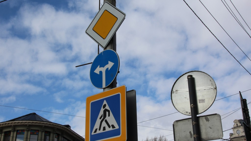 В Саратове на дорожные знаки и лежачих полицейских готовы потратить более 12 млн рублей