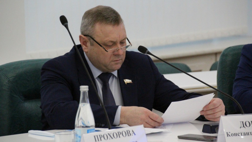 Визит замглавы Минстроя РФ в Саратов. Федеральный чиновник попросил вывести журналистов из зала, чтобы нормально работать