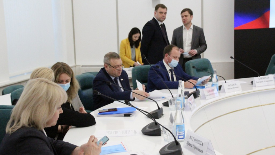 Визит замглавы Минстроя РФ в Саратов. Федеральный чиновник попросил вывести журналистов из зала, чтобы нормально работать
