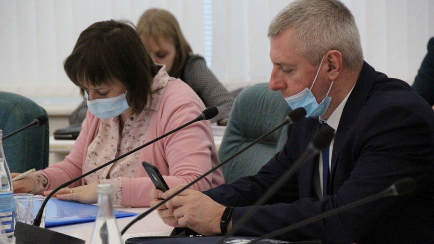 Визит замглавы Минстроя РФ в Саратов. Федеральный чиновник попросил вывести журналистов из зала, чтобы нормально работать