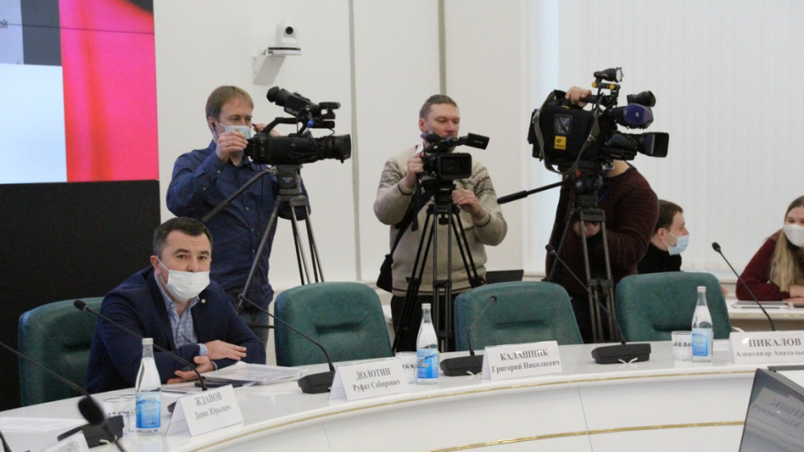 Визит замглавы Минстроя РФ в Саратов. Федеральный чиновник попросил вывести журналистов из зала, чтобы нормально работать