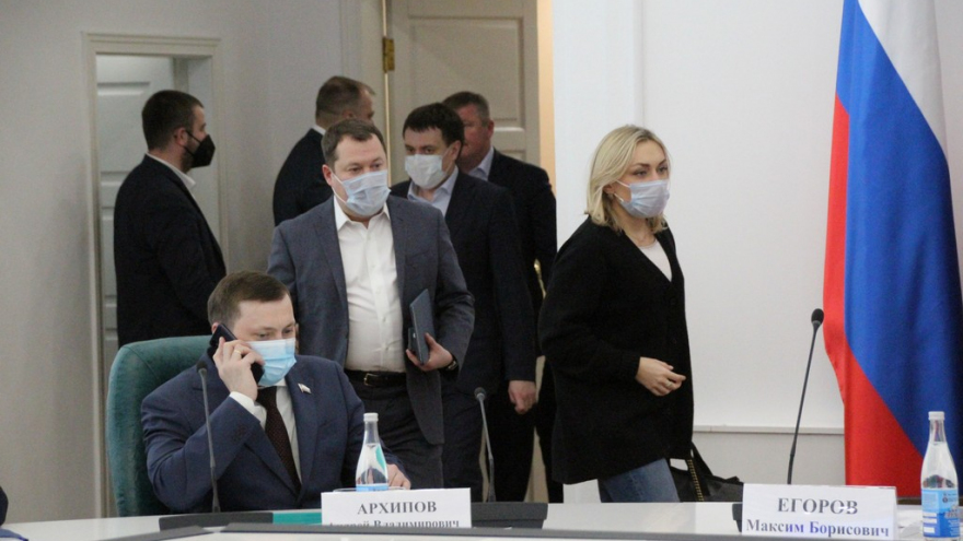 Визит замглавы Минстроя РФ в Саратов. Федеральный чиновник попросил вывести журналистов из зала, чтобы нормально работать