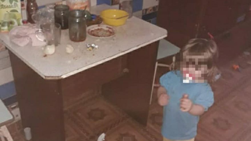 Волонтеры нашли в Заводском районе годовалую девочку, которая ест что найдет: ситуацией заинтересовались опека и детский омбудсмен