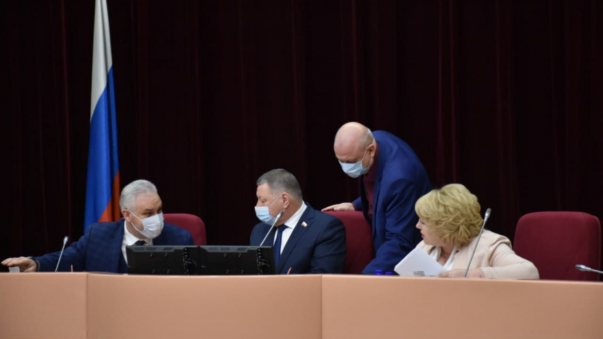 Они грызут наших женщин!: депутат возмутился из-за нехватки в бюджете денег на решение проблемы бродячих собак