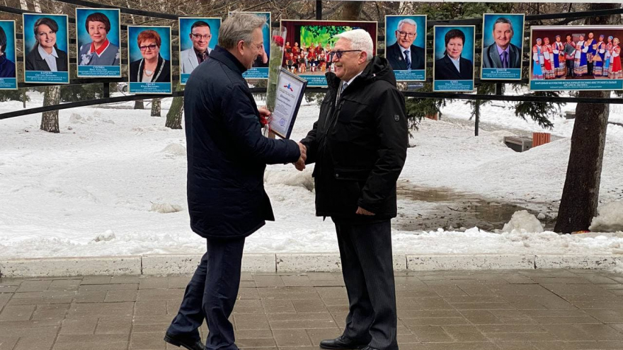 Озорные колокольчики, Былина, Вдохновение: около театра драмы обновили Доску почета