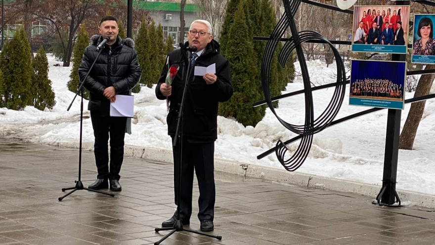 Озорные колокольчики, Былина, Вдохновение: около театра драмы обновили Доску почета