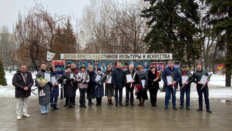 Озорные колокольчики, Былина, Вдохновение: около театра драмы обновили Доску почета