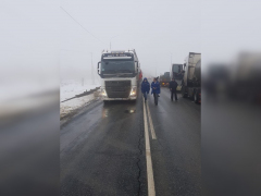Под Саратовом столкнулись две фуры и легковушка: одного из участников аварии доставили в реанимацию