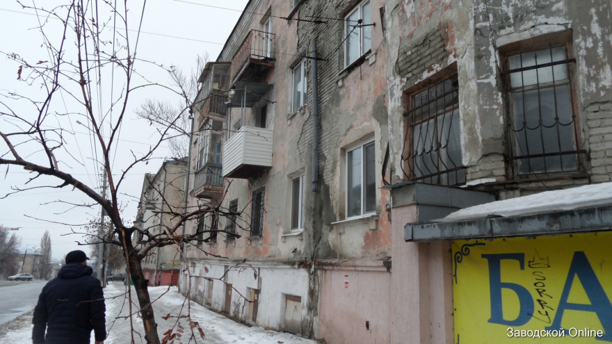 Под кирпичами ходят дети: житель Заводского района пожаловался на разрушающийся аварийный дом