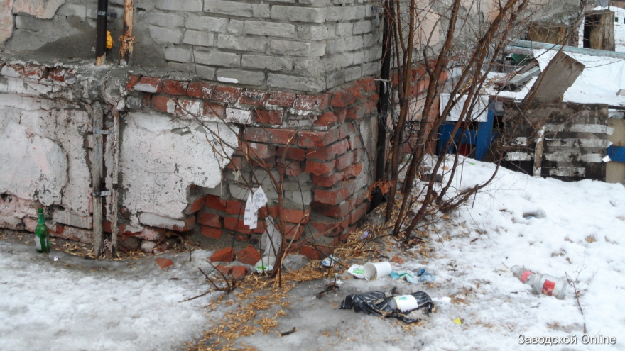 Под кирпичами ходят дети: житель Заводского района пожаловался на разрушающийся аварийный дом