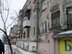 Под кирпичами ходят дети: житель Заводского района пожаловался на разрушающийся аварийный дом