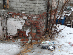 Под кирпичами ходят дети: житель Заводского района пожаловался на разрушающийся аварийный дом