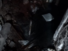 Многодетная мать из Энгельса пожаловалась на блох, комаров и вонь: в ее доме затопило подвал