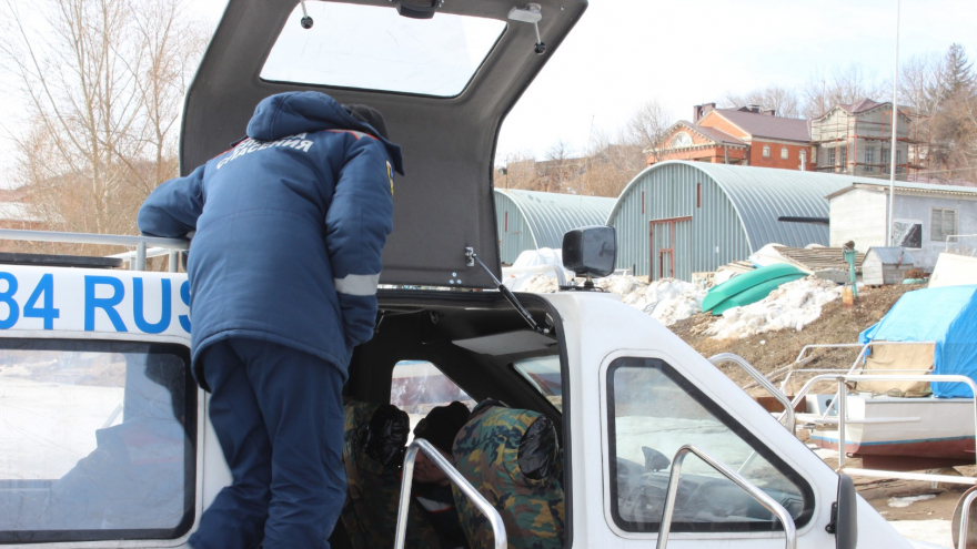 Однажды уже провалился. Опытный в таких делишках: пенсионер рассказал спасателям, почему ему нравится рыбачить на тонком льду