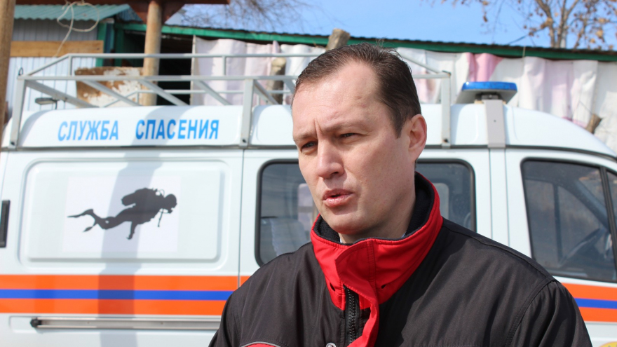 Однажды уже провалился. Опытный в таких делишках: пенсионер рассказал спасателям, почему ему нравится рыбачить на тонком льду