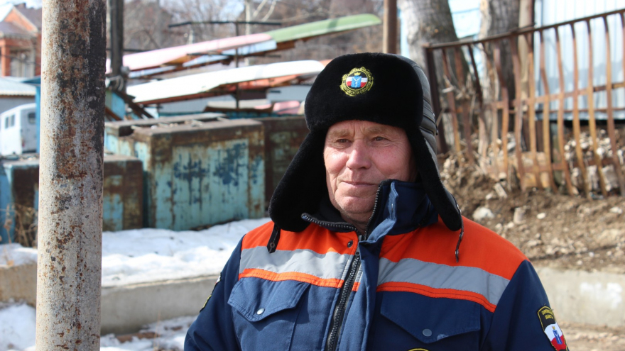 Однажды уже провалился. Опытный в таких делишках: пенсионер рассказал спасателям, почему ему нравится рыбачить на тонком льду