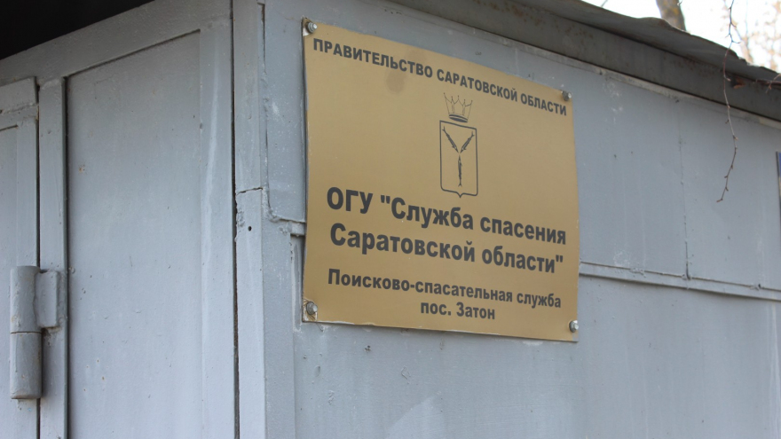 Однажды уже провалился. Опытный в таких делишках: пенсионер рассказал спасателям, почему ему нравится рыбачить на тонком льду