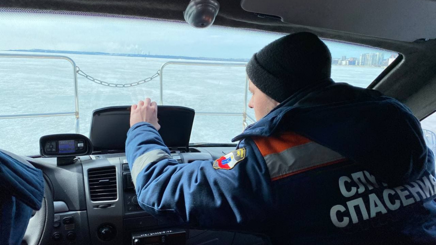 Однажды уже провалился. Опытный в таких делишках: пенсионер рассказал спасателям, почему ему нравится рыбачить на тонком льду