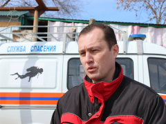 Однажды уже провалился. Опытный в таких делишках: пенсионер рассказал спасателям, почему ему нравится рыбачить на тонком льду
