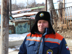Однажды уже провалился. Опытный в таких делишках: пенсионер рассказал спасателям, почему ему нравится рыбачить на тонком льду