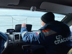 Однажды уже провалился. Опытный в таких делишках: пенсионер рассказал спасателям, почему ему нравится рыбачить на тонком льду