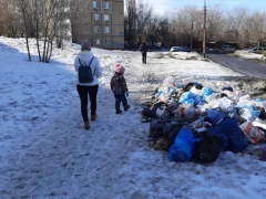 Жители Ленинского района о кучах мусора на улицах: Дети смотрят на свинство взрослых