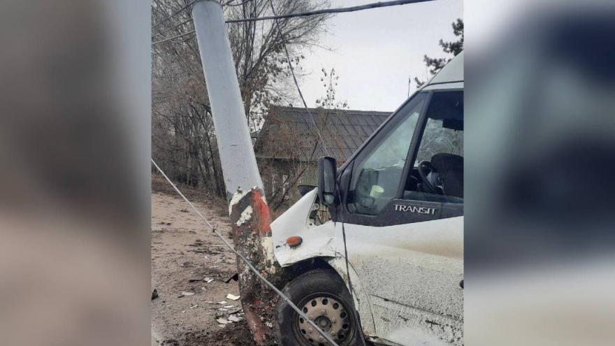 В Энгельсе маршрутка врезалась в столб: пострадала 60-летняя пассажирка
