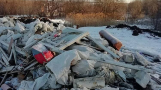 Кладбище известных зданий Саратова: горожанка пожаловалась на свалку строительного мусора в Саксагае