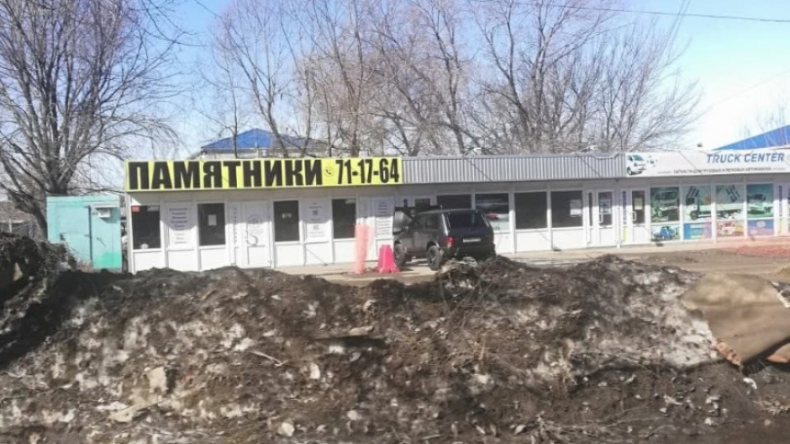 Жители Буровой пожаловались на ларьки, которые напоминают о смерти: в мэрии потребовали их снести