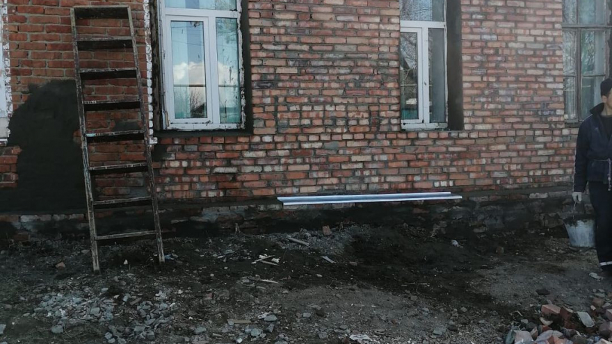 В Синеньких восстановили рухнувшую стену медпункта: дальнейшая судьба столетнего здания под вопросом