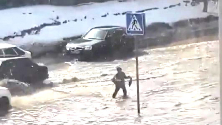 В Солнечном затопило улицу Антонова: мальчик оказался по колено в воде (видео)