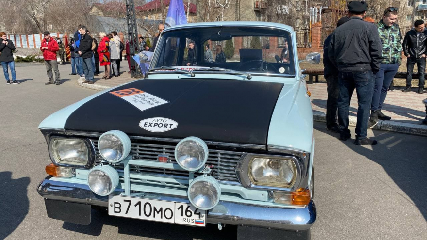 В Саратове устроили автопробег на ретро-машинах: маршрут проложили по местам, где рос и учился Гагарин