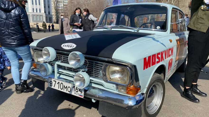 В Саратове устроили автопробег на ретро-машинах: маршрут проложили по местам, где рос и учился Гагарин