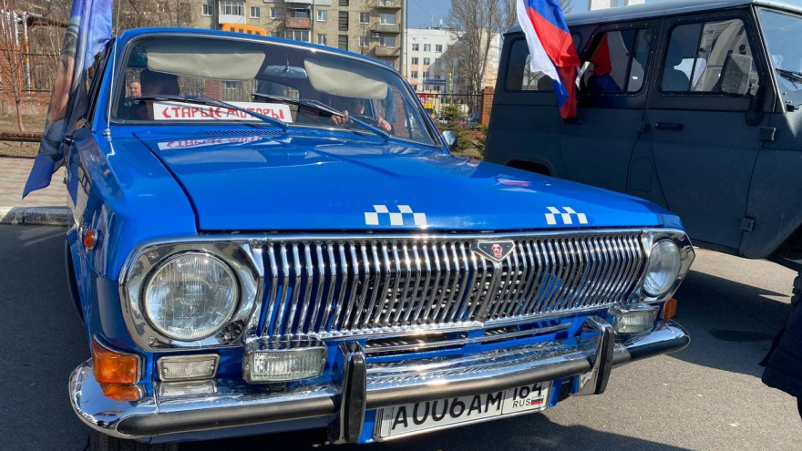 В Саратове устроили автопробег на ретро-машинах: маршрут проложили по местам, где рос и учился Гагарин