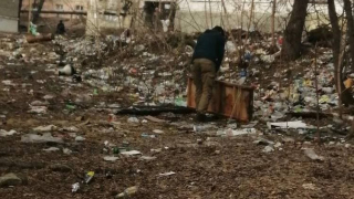 Жители Заводского района возмутились стихийной свалке около сквера