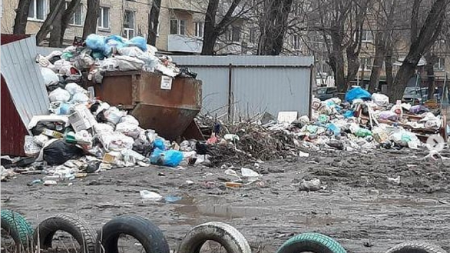 Грязь и антисанитария: жители Заводского района возмутились стихийной свалке рядом с детской площадкой