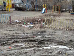 Страшный запах, здесь живут бомжи: жителей Кировского района возмутила свалка возле детской площадки