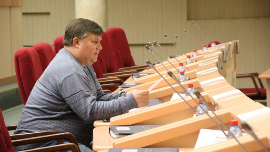 Депутаты гордумы не включили коммуниста в группу по борьбе с оппозицией и получили приглашение на тайный субботник с мэром