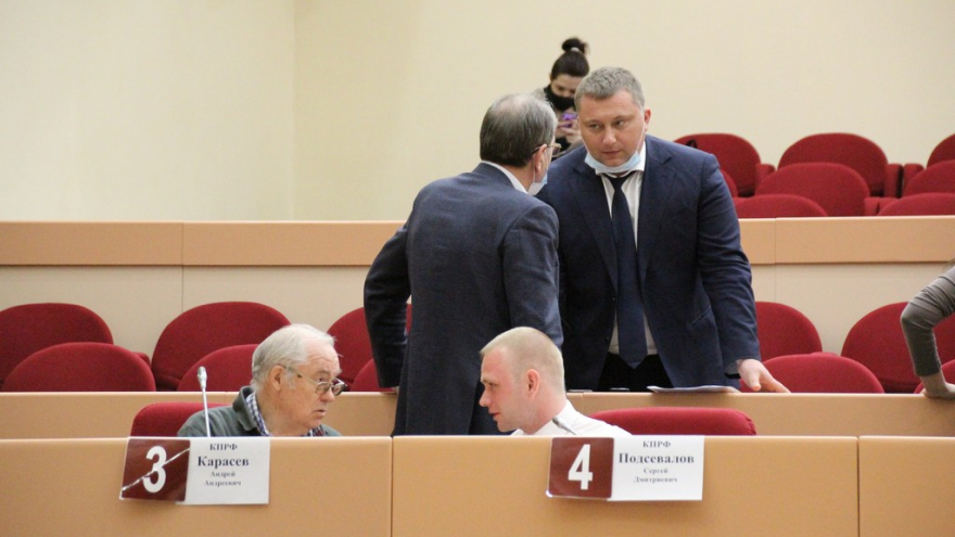 Депутаты гордумы не включили коммуниста в группу по борьбе с оппозицией и получили приглашение на тайный субботник с мэром