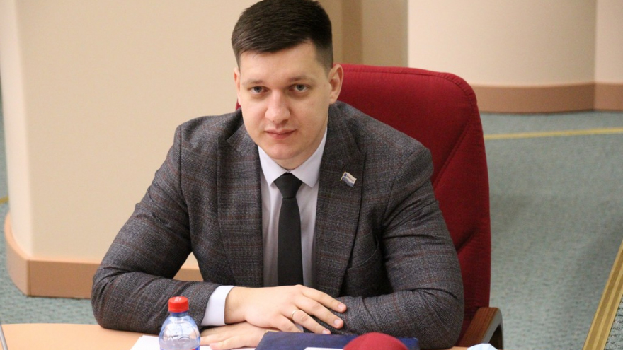 Депутаты гордумы не включили коммуниста в группу по борьбе с оппозицией и получили приглашение на тайный субботник с мэром