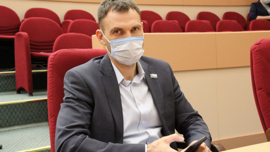 Депутаты гордумы не включили коммуниста в группу по борьбе с оппозицией и получили приглашение на тайный субботник с мэром