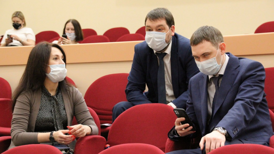 Депутаты гордумы не включили коммуниста в группу по борьбе с оппозицией и получили приглашение на тайный субботник с мэром