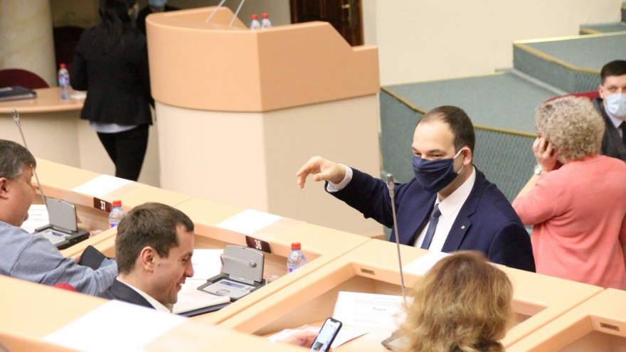 Депутаты гордумы не включили коммуниста в группу по борьбе с оппозицией и получили приглашение на тайный субботник с мэром