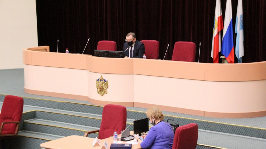 Депутаты гордумы не включили коммуниста в группу по борьбе с оппозицией и получили приглашение на тайный субботник с мэром