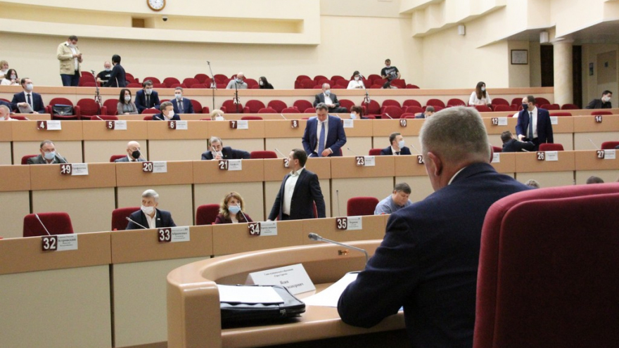 Депутаты гордумы не включили коммуниста в группу по борьбе с оппозицией и получили приглашение на тайный субботник с мэром