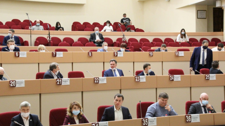 Депутаты гордумы не включили коммуниста в группу по борьбе с оппозицией и получили приглашение на тайный субботник с мэром