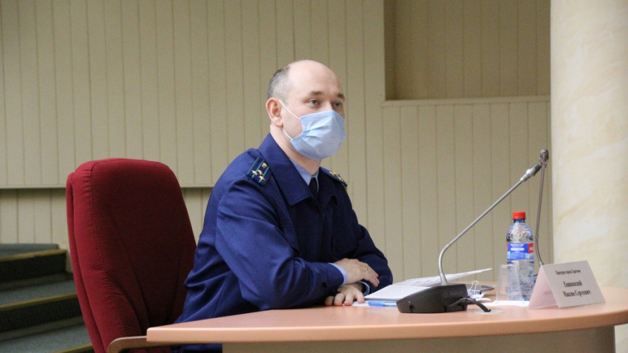 Депутаты гордумы не включили коммуниста в группу по борьбе с оппозицией и получили приглашение на тайный субботник с мэром