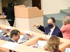 Депутаты гордумы не включили коммуниста в группу по борьбе с оппозицией и получили приглашение на тайный субботник с мэром