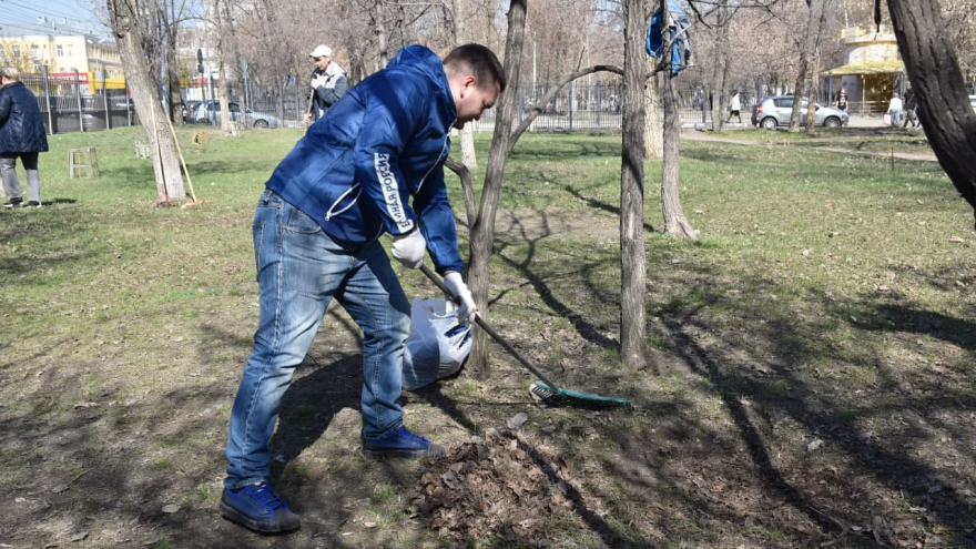 В саратовском сквере Дружбы народов навели порядок